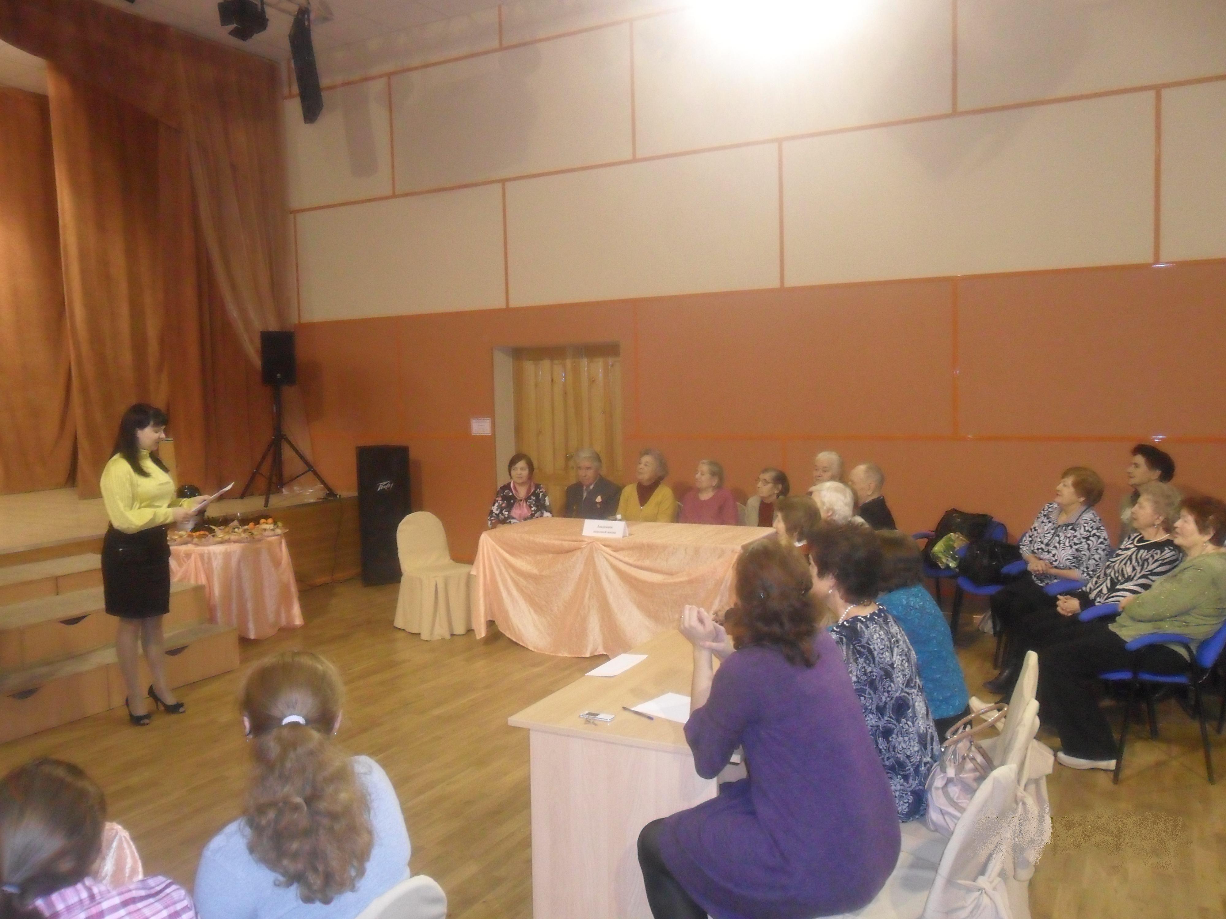 Участниками встречи стали также председатель Женсовета Кировского района Лилия Устиновна Гагай, заместитель главы администрации Кировского района по социальным вопросам Елена Александровна Носкова и преподаватель спецдисциплин Новосибирского колледжа легкой промышленности и сервиса Анна Сергеевна Рассказова, которые выступили в качестве экспертов в области семьи и семейного благополучия.